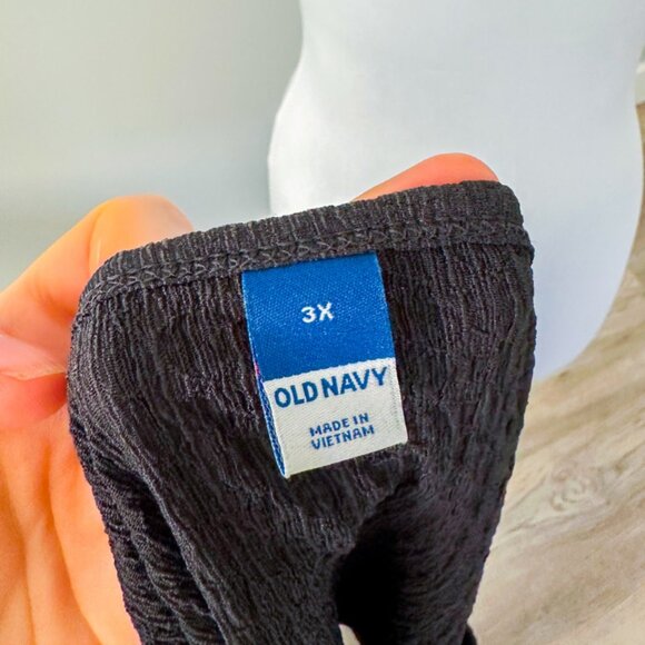 Old Navy Fitted Square-Neck T-Shirt in Textured Black - Picture 5 of 8